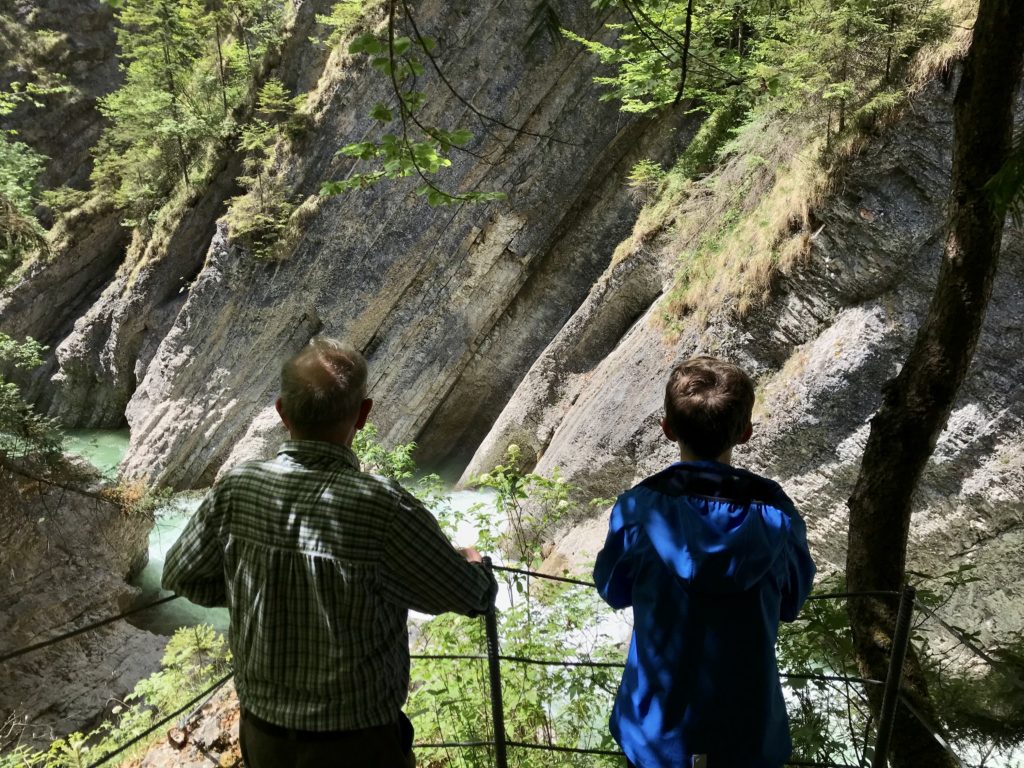 Tiefenbachklamm wandern und die Aussicht geniessen