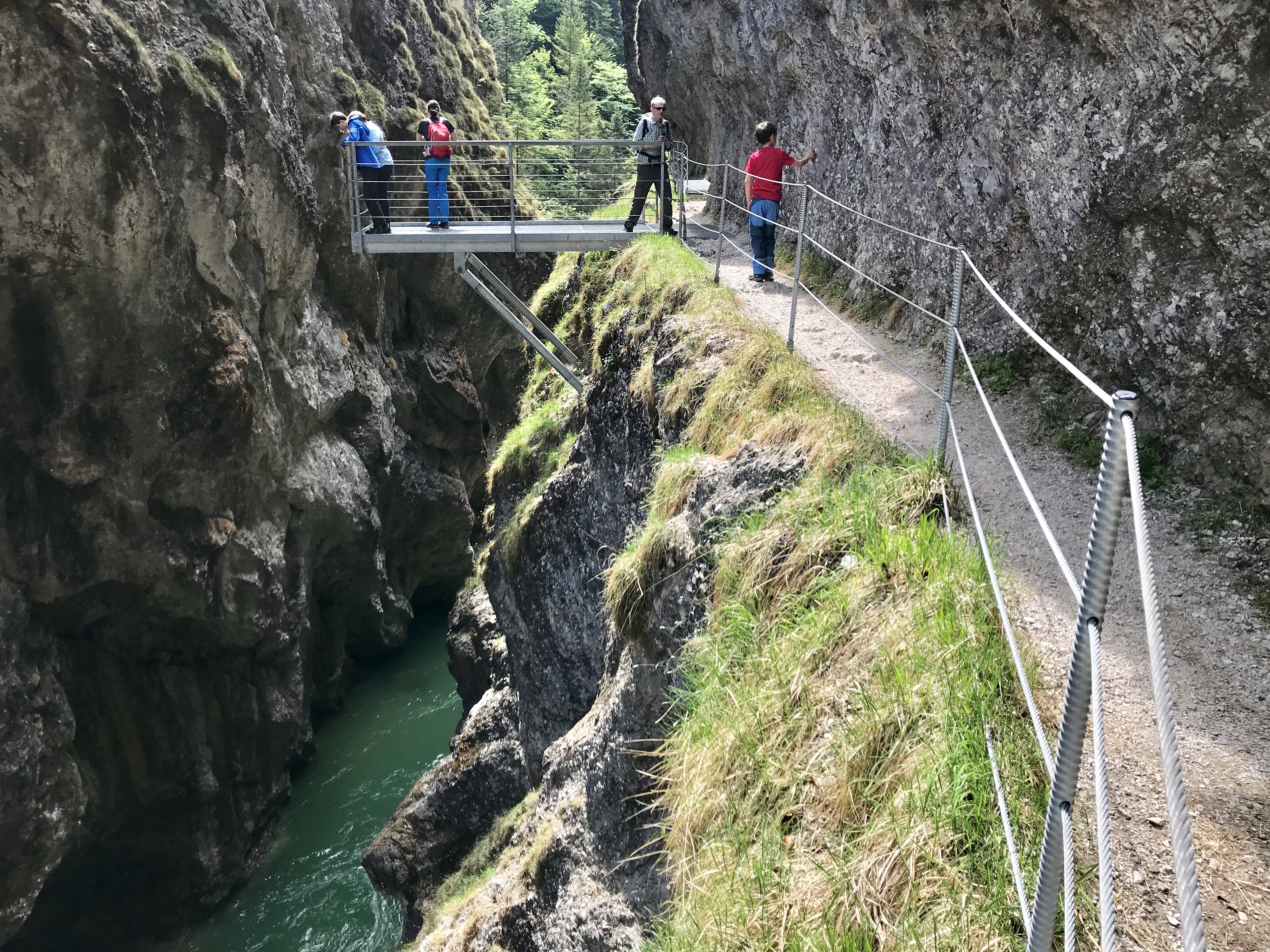 Zur bekannten Aussichtskanzel in der Tiefenbachklamm wandern