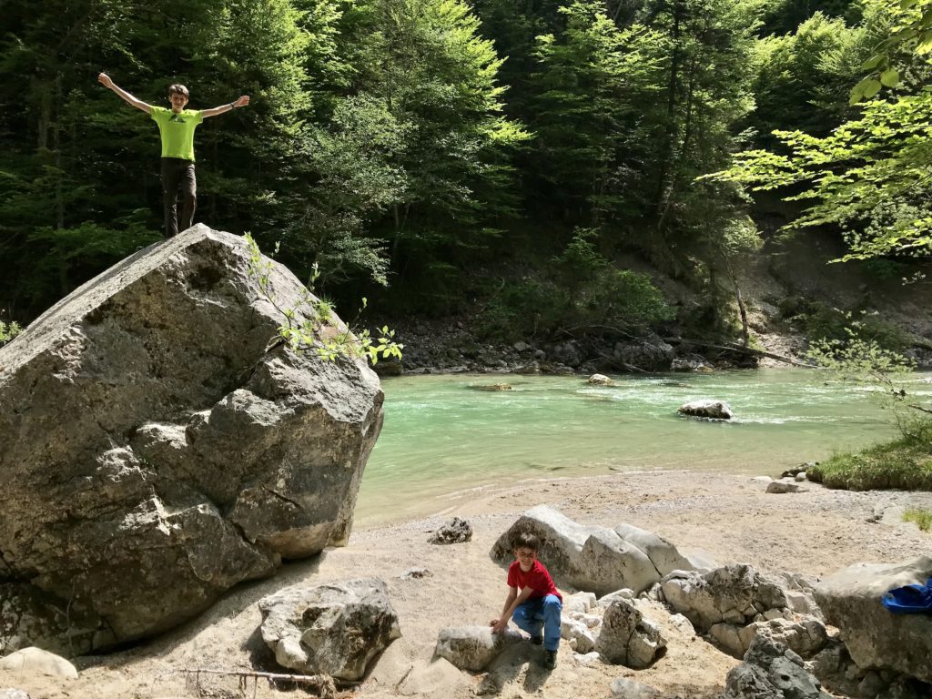 Zuerst durch die Tiefenbachklamm wandern, danach an der Brandenberger Ache spielen