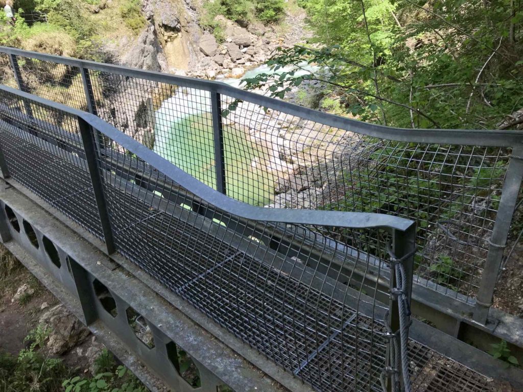 Winter in der Tiefenbachklamm ist gefährlich: So groß ist die Gewalt der Felsen - selbst das Stahlgeländer an dieser Brücke wurde im Winter zerstört