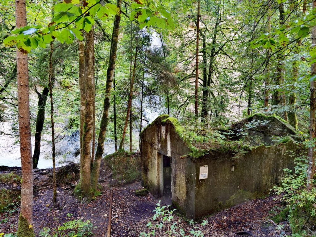 Lost place in der Tiefenbachklamm - das ehemalige E-Werk versorgte Brandenberg früher mit Strom