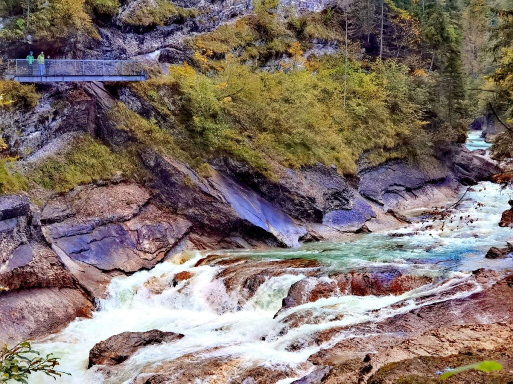 In der Tiefenbachklamm - links oben die Leute am Wanderweg, rechts das große Flußbett