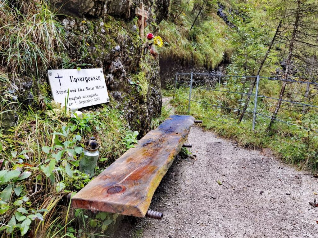 Die Gedenktafel erinnert an den Tiefenbachklamm Unfall 2007