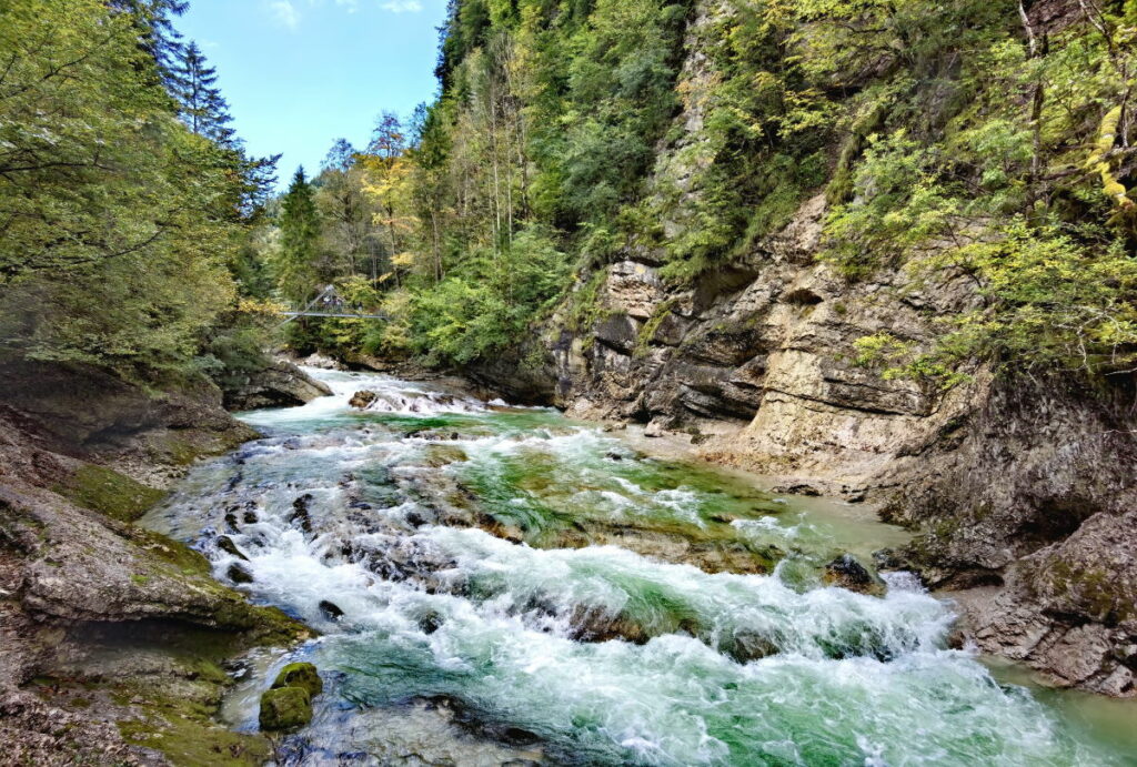 Durch die Tiefenbachklamm wandern und die Felsen am Wasser bestaunen