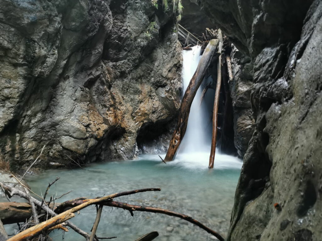 Die riesigen Wasserfälle in der Wolfsklamm sind sehr beeindruckend