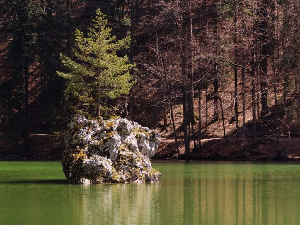 Der Berglsteinersee Sage nach verbergen sich ein Jäger und ein Ritterfräulein in Form der Felsen im See...