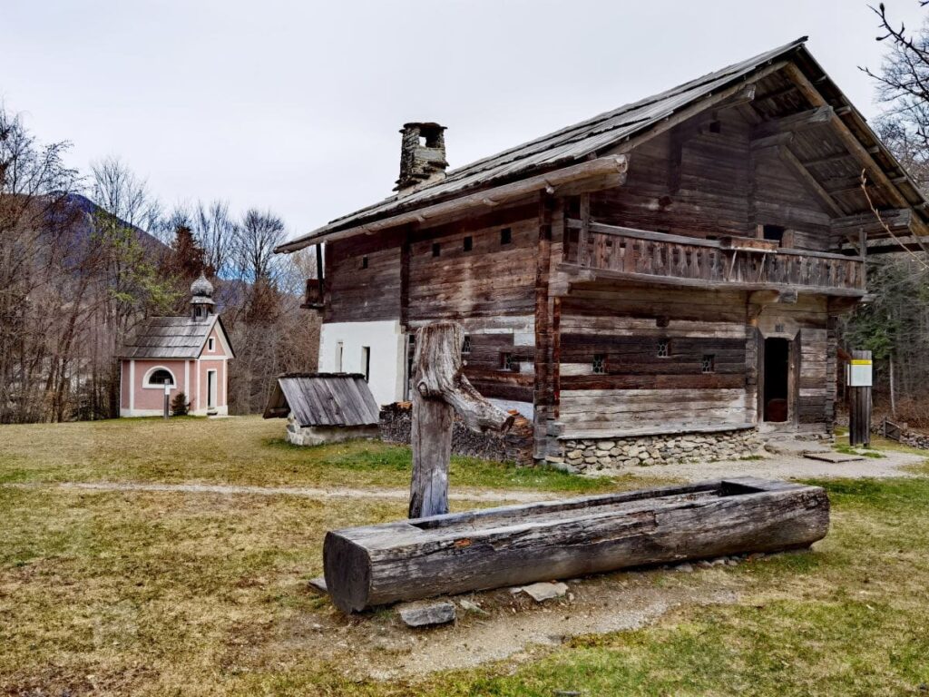 Einer der historischen Bauernhöfe im größten Freilichtmuseum Tirol