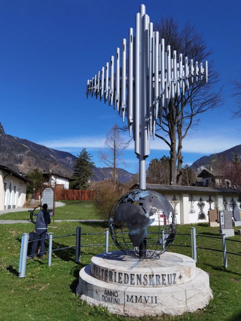 Das Weltfriedenskreuz auf dem Kramsacher Friedhof