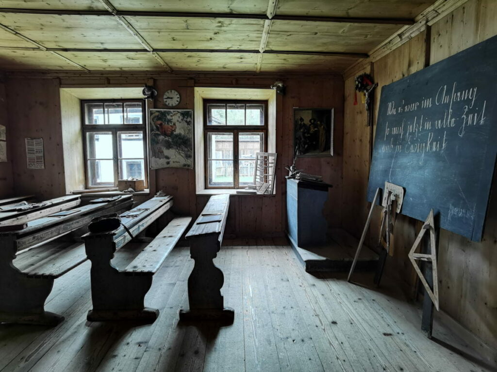 Zum Höfemuseum Kramsach gehört auch diese alte Schule