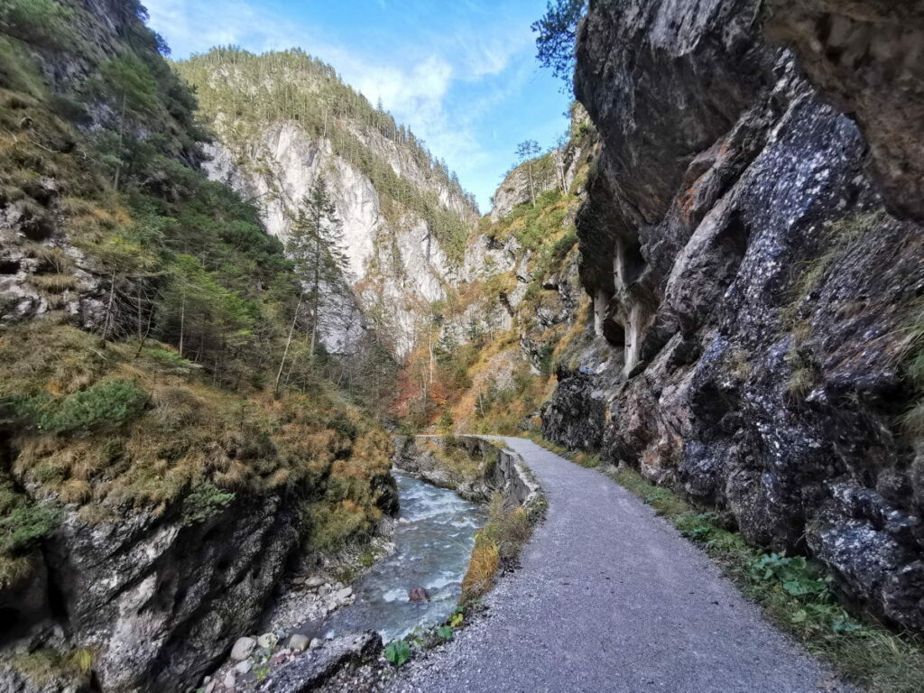 Kundler Klamm in der Ferienregion Alpbachtal - breiter Weg zwischen den Felsen in Tirol