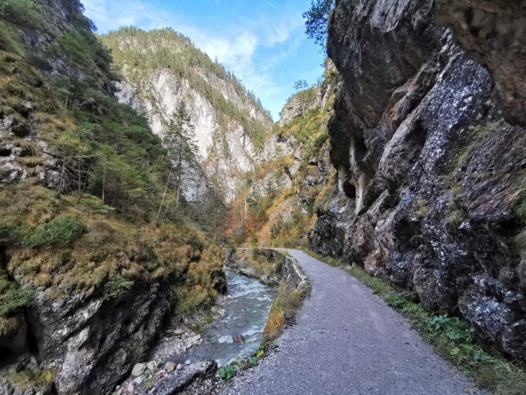 Kundler Klamm in der Ferienregion Alpbachtal - breiter Weg zwischen den Felsen in Tirol