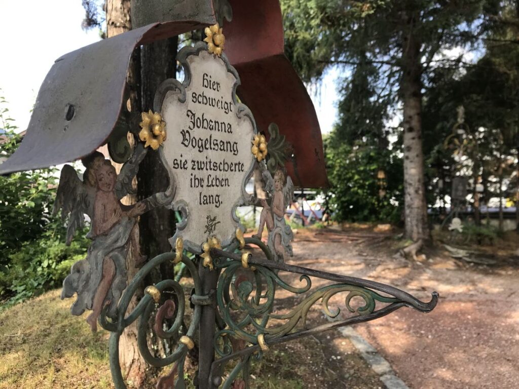 Lustiger Friedhof in der Ferienregion Alpbachtal - einziger Friedhof in Tirol, auf dem keine Tote zu finden sind