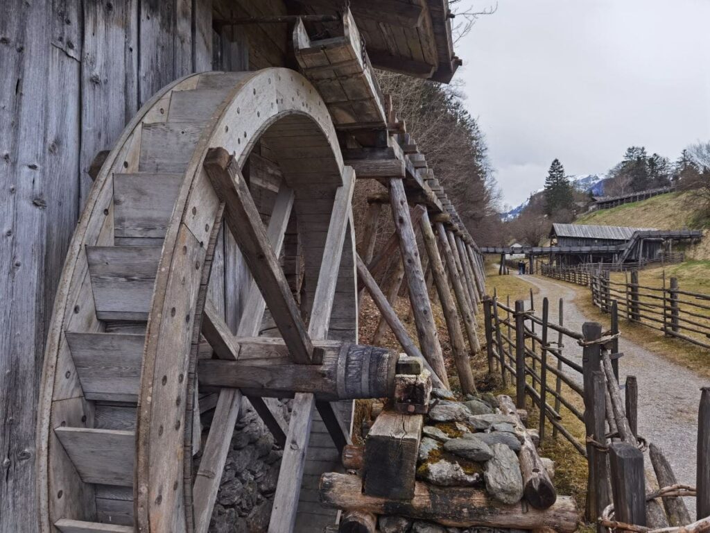 Eine großartige Anlage: Die alte Mühle mit der langen Wasserzuführung im Bauernhofmuseum