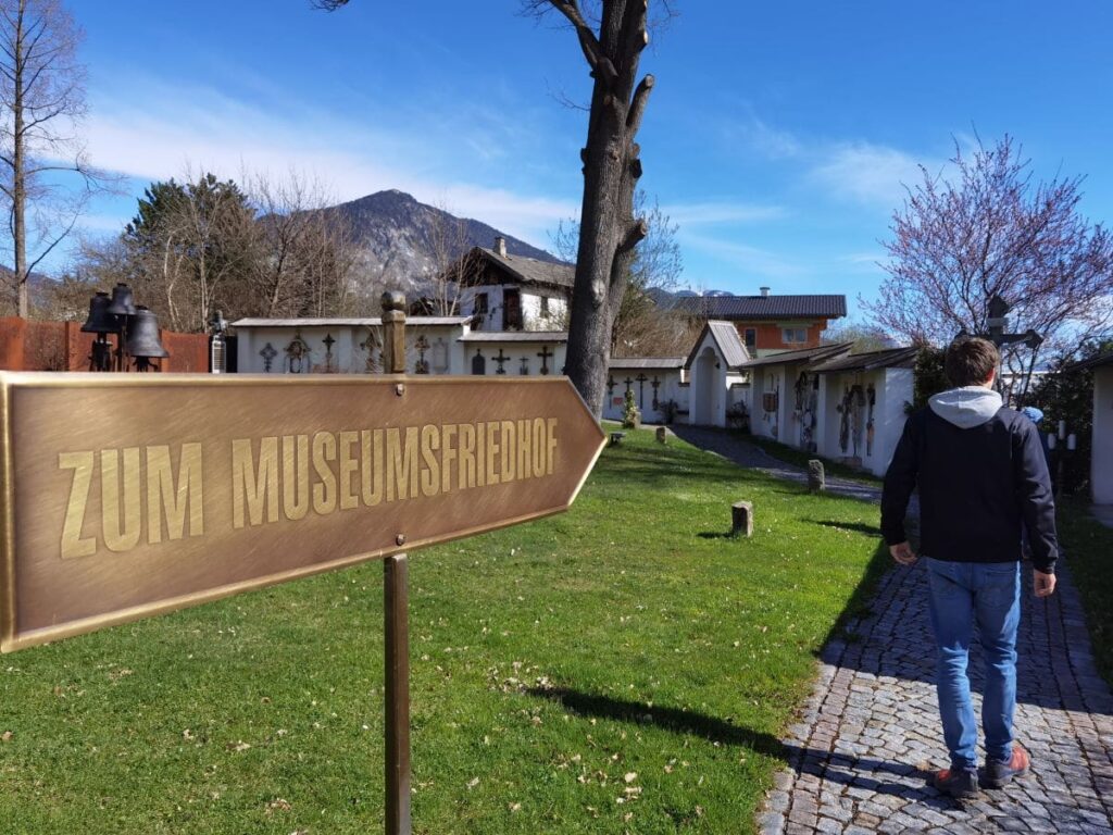 Der Spaziergang über den Museumsfriedhof Kramsach