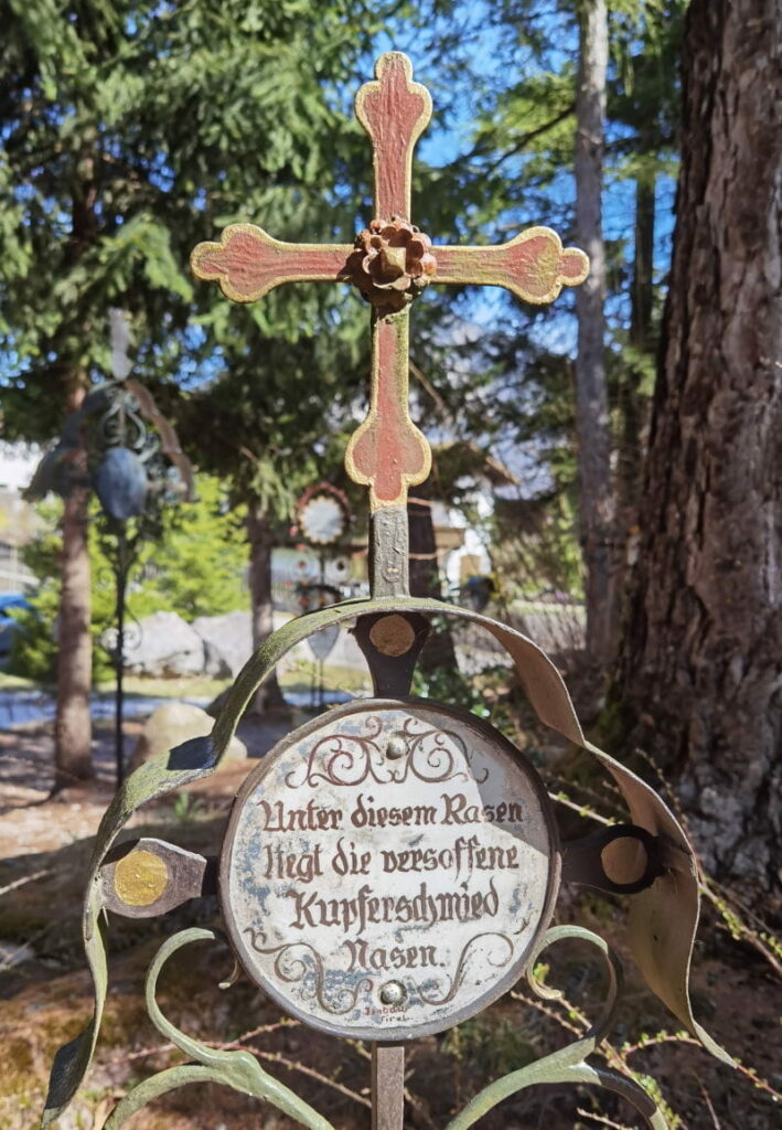 lustiger Friedhof und lustige Grabinschriften aus Tirol, Bayern, Südtirol und Salzburg im Museumsfriedhof Kramsach