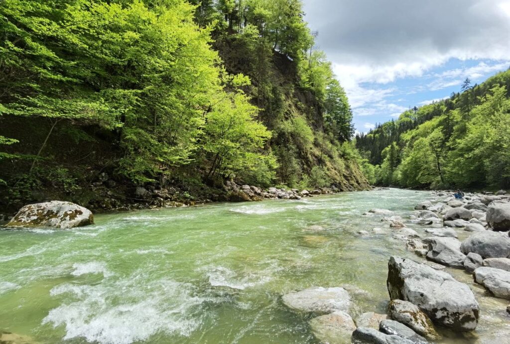 Die Brandenberger Ache am Eingang in die Tiefenbachklamm - eine wunderbare wilde Flußlandschaft in Tirol