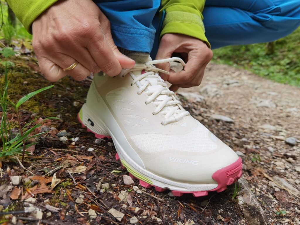 Wir setzen beim Wandern durch die Tiefenbachklamm auf diese halbhohen schicken Viking Schuhe aus Norwegen