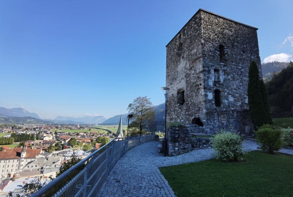 Die Burgruine Rattenberg mit dem Bienerturm