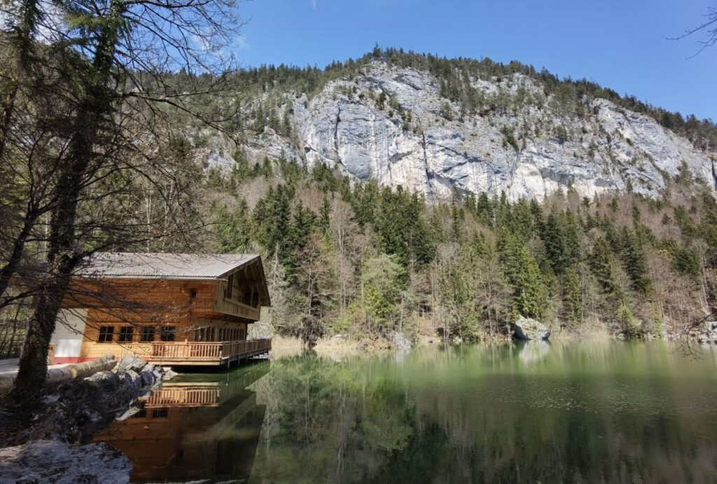 Der Berglsteinersee am Fuße des Rofangebirge