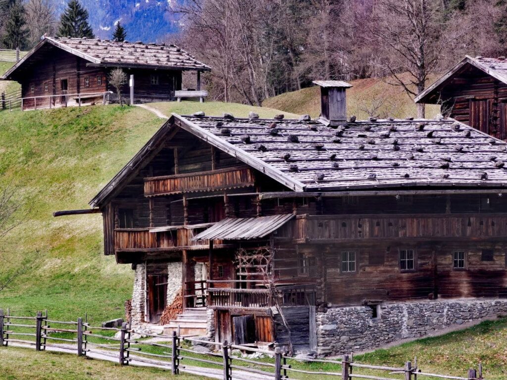 Die urigen historischen Höfe stehen im Museum Tiroler Bauernhöfe in Kramsach