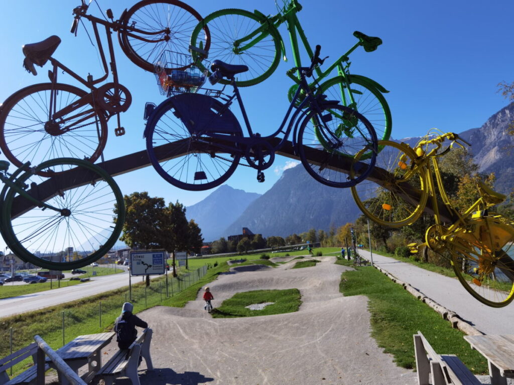 Der Pumptrack am Rande der Altstadt Rattenberg - perfekt für Kids und Teens